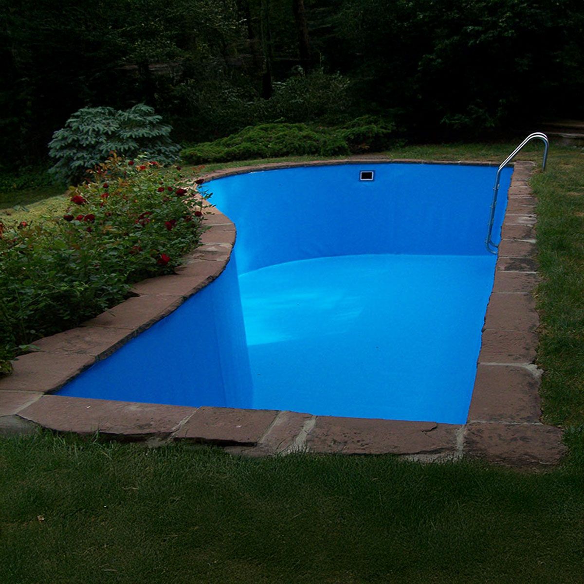 Außenpool nach der Poolsanierung – neue Poolfolie, gleichmäßige Oberfläche und frischer Look