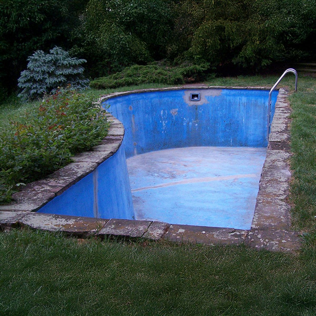 Außenpool vor der Poolsanierung – abgenutzte Oberfläche und sichtbare Schäden