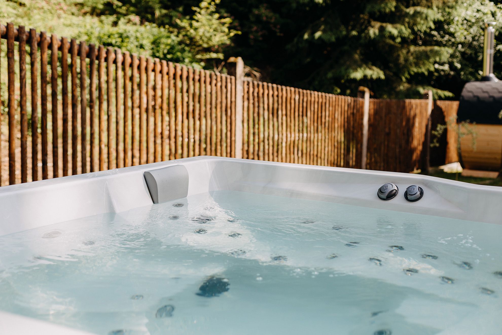 Whirlpool mit wasser gefüllt 