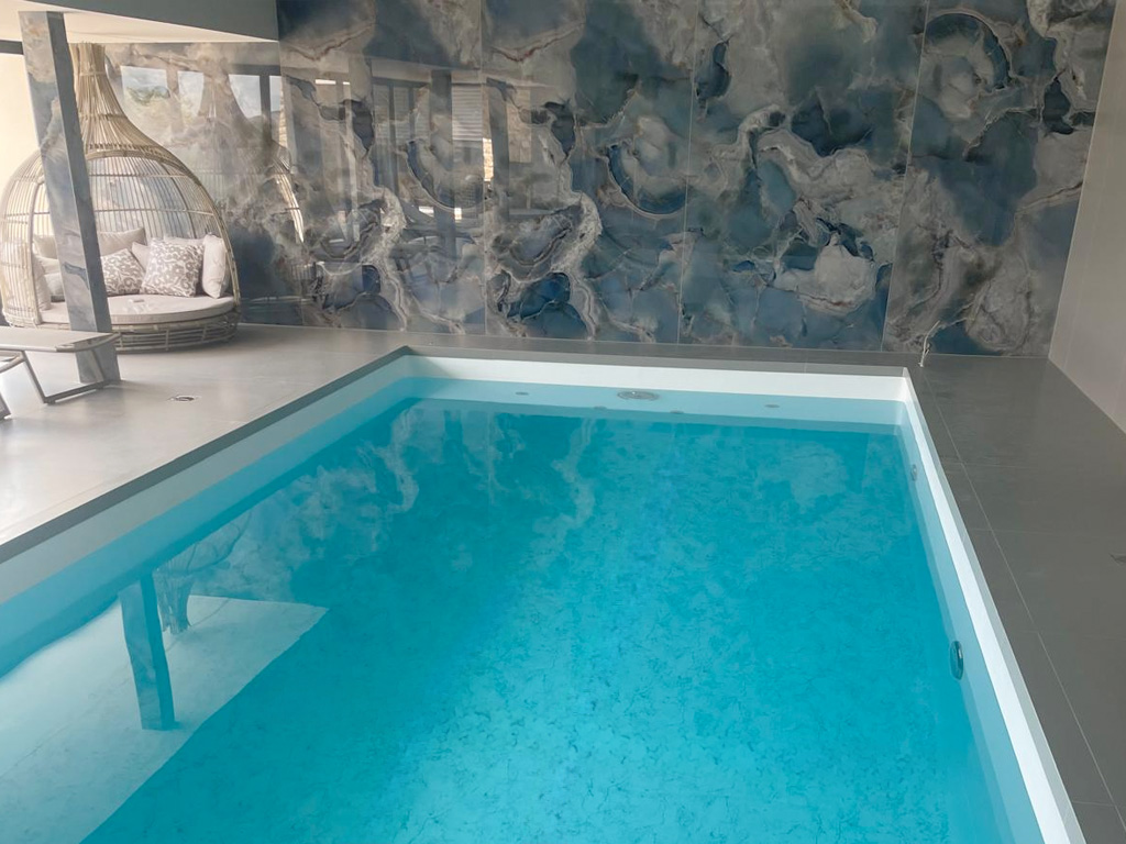 Poolsanierung nachher – Innenpool mit erneuerter Poolfolie nach der Sanierung