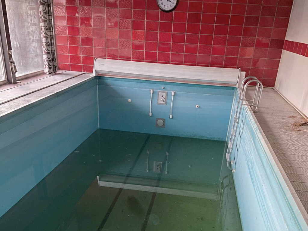 Poolsanierung vorher – Innenpool mit alter Folie vor der Renovierung